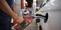 Combustíveis puxam alta de 0,6% da prévia da inflação de abril, diz IBGE 