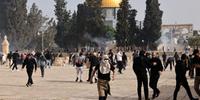 Quase 300 pessoas ficaram feridas nesta segunda-feira, a maioria palestinos, em novos confrontos com policiais israelenses na Esplanada das Mesquitas de Jerusalém