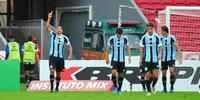 Diego Souza marcou de cabeça o gol de empate do Grêmio e Ricardinho o da virada