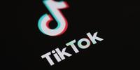 UE pressiona TikTok por anúncios publicitários para crianças