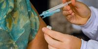 Vacinação para pessoas com 56 anos começa nesta quarta
