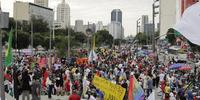 Manifestantes carregam bandeiras e cartazes pedindo o impeachment de Bolsonaro