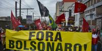 Manifestantes protestam contra Bolsonaro em Porto Alegre 