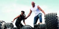 Vin Diesel passa o tempo todo com uma camiseta regata branca, que nunca fica suja