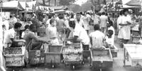 Carrinhos de rolimãs carregavam as compras dos clientes das feiras livres.