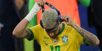 O atacante Neymar da seleção brasileira retira sua medalha após a derrota para a Argentina no Maracanã.