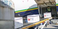 Lotes da Pfizer e Coronavac desembarcaram em dois voos neste sábado em Porto Alegre