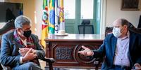 O prefeito, Sebastião Melo, recebeu, no Paço Municipal, a visita do ex-governador do RS, José Ivo Sartori.