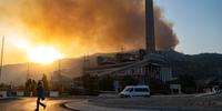 Incêndios ameaçam termelétrica na Turquia e assolam a Grécia