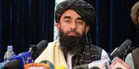 O porta-voz do Talibã, Zabihullah Mujahid, observa enquanto ele discursa na primeira entrevista coletiva em Cabul.
