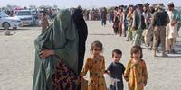Milhares de pessoas tentam fugir do Afeganistão desde que o movimento islamita radical assumiu o país