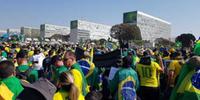 Manifestantes começam a chegar à Esplanada dos Ministérios em Brasília 