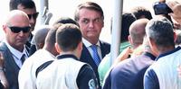 Presidente Jair Bolsonaro fala com apoiadores na saída do Palácio do Planalto, em Brasília