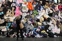 No Man's Land", exposição composta por 30 toneladas de roupas descartadas, no Park Avenue Armory, em Nova York, 2010.