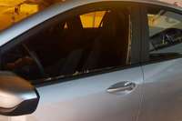 Um Chevrolet Onix teve o vidro da porta quebrado, ficando ferido o motorista de aplicativo