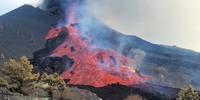 Destruição de fábrica de cimento pela lava obriga milhares de pessoas a se confinarem 