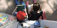 O Projeto Geloteca já entregou 100 geladeiras pintadas e cheias de livros para as comunidades