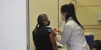 Imunização contra a Covid-19 acontece em quase 50 pontos nesta terça-feira 