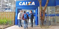 Caixa deposita última parcela do auxílio para nascidos em agosto 