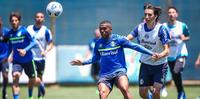 Lesão muscular tira Douglas Costa do jogo contra o América-MG 