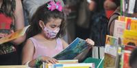 Crianças se tornam leitoras e frequentadoras da Feira do Livro após o primeiro contato com a literatura