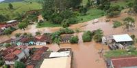 Após tempestades bairros estão isolados e pessoas desabrigadas em Minas e na Bahia