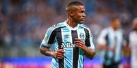 Douglas Costa esteve presente no rebaixamento do Grêmio em 2021