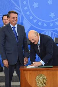 Presidente Bolsonaro e ministro Milton Ribeiro (D) assinaram, dia 4/2, a Portaria que eleva o Piso Nacional do Magistério, de R$ 2.886 para R$ 3.845. Conforme a SEC/MEC, beneficiará 1.726.099 professores de todo país