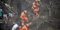 Bombeiros trabalham na busca por desaparecidos em Petrópolos 