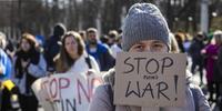 Poloneses protestam contra a guerra na Ucrânia em Varsóvia