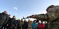 Civis recebem treinamento para conflito armado com Exército russo