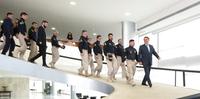 Presidente Jair Bolsonaro e agentes da Polícia Rodoviária Federal, no Palácio do Planalto