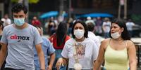 Paulistanos caminham com máscaras contra Covid-19 na avenida Paulista