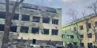 Hospital destruído após um ataque russo na cidade ucraniana de Mariupol