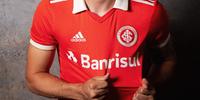 Novo manto também traz o logo adidas em branco e as três listras no ombro