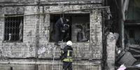 Bombeiros trabalham em prédio atacado hoje em Kiev 