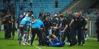 Funcionário arrumou briga com jogadores do Grêmio após o apito final do Gre-Nal 437