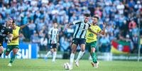 Árbitro recorreu ao VAR no final do jogo para assinalar penalidade