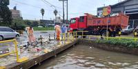 Arroio transbordou no bairro Sarandi hoje 