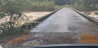 Até esta terça-feira, a ponte do rio Carreiro estava encoberta pela água impossibilitando o trânsito