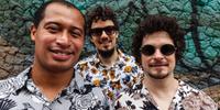 Banda À Brasileira toca canções nacionais com pegada groovada