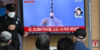 Moradores em Seul assistem ao lançamento de míssil da Coreia do Norte