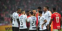 Edenilson acusa jogador do Corinthians de ter sido racista. Lateral do time adversário nega atitude 