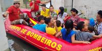 Corpo de Bombeiros auxilia população em Recife