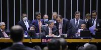 Os deputados analisarão também destaques