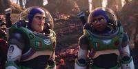 Buzz e sua comandante Hawthorne ficam presos em um planeta hostil