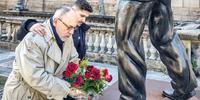 Pedro Ruas e o filho deixaram flores junto à estátua de Brizola