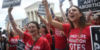 Manifestantes contra o aborto comemoram decisão nos Estados Unidos 