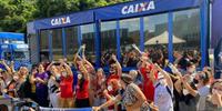 Manifestantes reunidas em frente ao edifício-sede da Caixa, em Brasília, nesta quarta