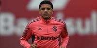 Taison acerta saída com o Inter